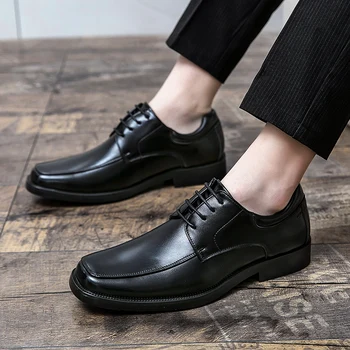 2024 Nove seksualne muške kožne cipele s trga vrhom Moderan poslovni oxfords Gospodo večernje modeliranje cipele Klasične cipele Crne cipele vjenčanje